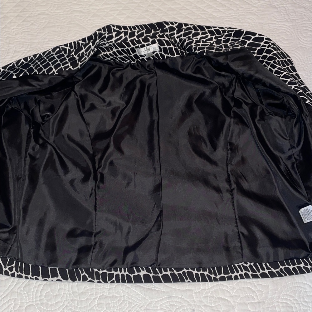 Studio Works Black & White Geometric Lined 3 Button 3/4 sleeve blazer. Size LP - Picture 10 of 13